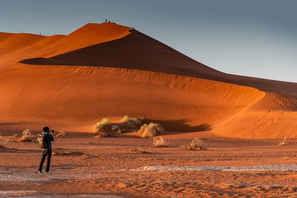Молодой Путешественник Фотограф Фотографирует Песчаную Дюну Время Восхода Солнца Пустыне — стоковое фото