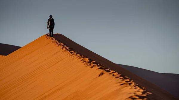 Молодой Путешественник Фотограф Стоящий Вершине Песчаной Дюны Время Восхода Солнца — стоковое фото