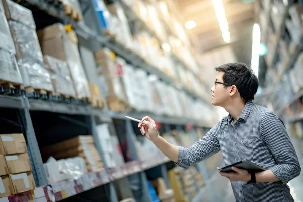 Ung Asiatisk Man Arbetare Gör Inventering Produkten Pappkartong Hyllor Lager — Stockfoto