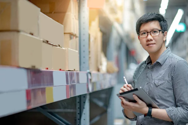 Joven Trabajador Asiático Haciendo Inventario Producto Caja Cartón Los Estantes — Foto de Stock