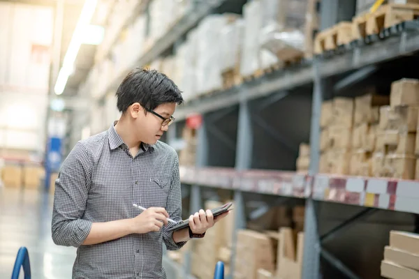 Ung Asiatisk Man Arbetare Gör Inventering Produkten Pappkartong Hyllor Lager — Stockfoto