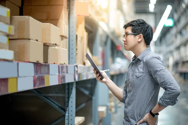 Ung Asiatisk Man Arbetare Gör Inventering Produkten Pappkartong Hyllor Lager — Stockfoto