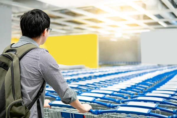 Jovem Asiático Homem Comprador Puxando Carrinho Compras Carrinho Linha Supermercado — Fotografia de Stock