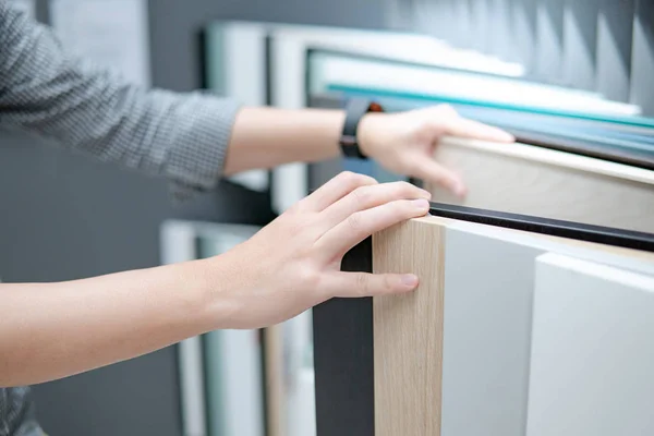 Erkek el, mobilya tasarımı için dolap malzemesi ya da tezgah seçiyor. Mobilya ve dekorasyon alışverişi. Ev geliştirme kavramı