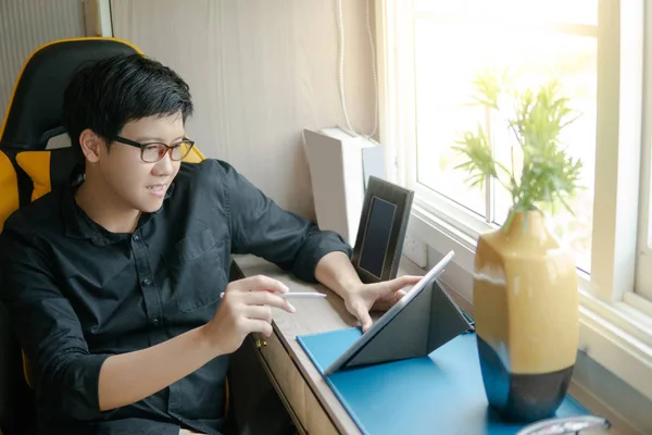 Jovem Homem Negócios Asiático Com Óculos Usando Tablet Digital Enquanto — Fotografia de Stock