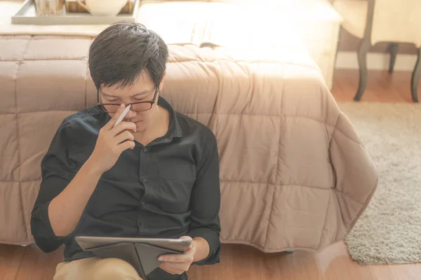 Молодой Азиатский Бизнесмен Использует Цифровой Планшет Ручку Сидя Кровати Уютной — стоковое фото