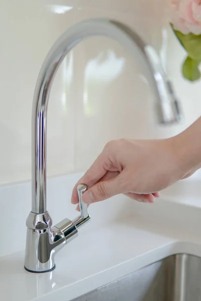 Male Hand Closing Water Tap Faucet Counter Sink Kitchen Water — Stock Photo, Image