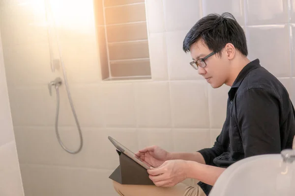 Joven Hombre Negocios Asiático Utilizando Tableta Digital Pluma Armario Agua —  Fotos de Stock