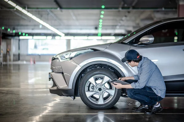 Fiatal Ázsiai Auto Szerelő Üzem Digitális Tábla Ellenőrzése Autó Kerék — Stock Fotó