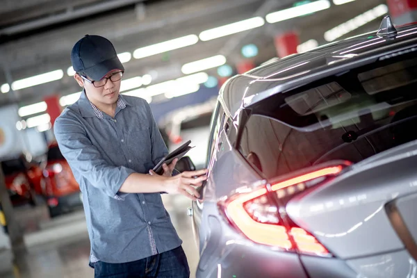 Young Asian Auto Mechanic Holding Digital Tablet Checking Tail Light — Stock Photo, Image