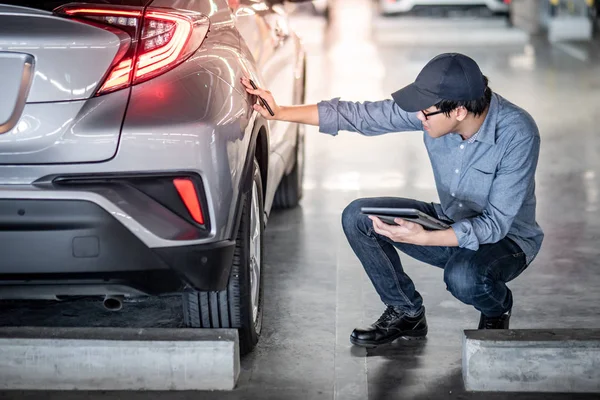 Joven Mecánico Automóviles Asiática Celebración Tableta Digital Control Rueda Coche — Foto de Stock