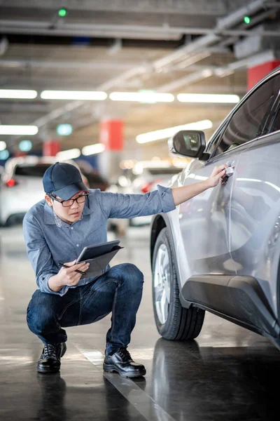 Joven Mecánico Automóviles Asiática Celebración Tableta Digital Control Rueda Coche — Foto de Stock