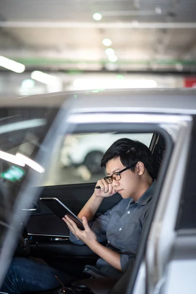 Joven Hombre Negocios Asiático Con Gafas Leer Noticias Tableta Digital — Foto de Stock