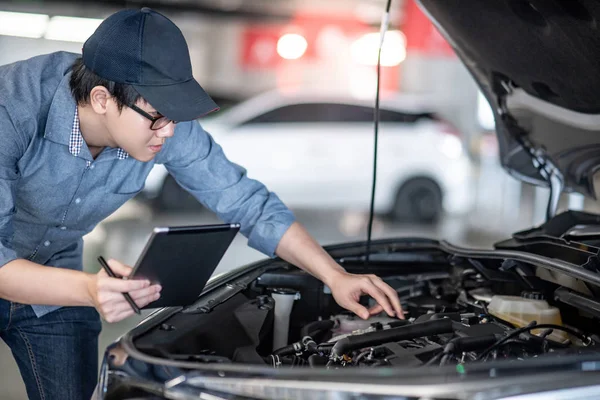 Asian Auto Mecânico Segurando Tablet Digital Verificando Motor Carro Sob — Fotografia de Stock