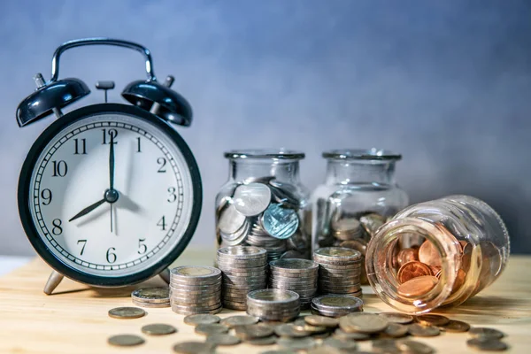 Horloge Avec Des Pièces Monnaie Dans Des Bocaux Verre Renversement — Photo