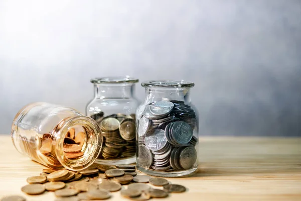 Pièces Bocaux Monnaie Verre Renversement Sur Une Table Bois Économiser — Photo