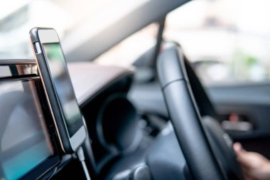 Direksiyon smartphone Gps navigasyon için kullanarak üzerinde tutan erkek sürücü el. Cep telefonu ile modern araba araba konsol üzerinde mıknatıs montaj. Kentsel yaşam tarzı mobil uygulaması teknolojisi ile sürüş
