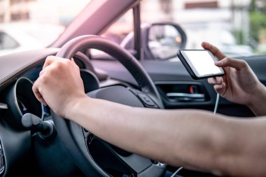 Direksiyon smartphone Gps navigasyon için kullanarak üzerinde tutan erkek sürücü el. Cep telefonu ile modern araba araba konsol üzerinde mıknatıs montaj. Kentsel yaşam tarzı mobil uygulaması teknolojisi ile sürüş
