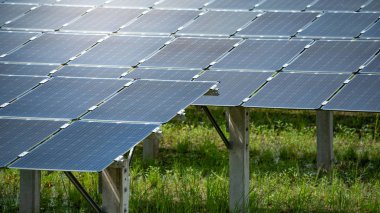 Güneş panelleri veya polikristalin silikon güneş pilleri güneş enerjisi santrali elektrik üretmek için güneş ışığı enerji kullanarak satırları dizisi. Yenilenebilir enerji için fotovoltaik modüller