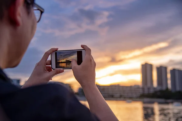 Азиатский Мужчина Очках Помощью Камеры Смартфона Фотографирует Время Заката Городе — стоковое фото