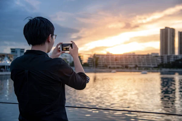 Ázsiai Férfi Szemüveg Segítségével Smartphone Kamera Figyelembe Fotó Alatt Naplementét — Stock Fotó