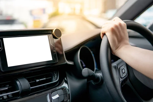 Mano Masculina Del Conductor Que Sostiene Volante Usando Monitor Digital — Foto de Stock