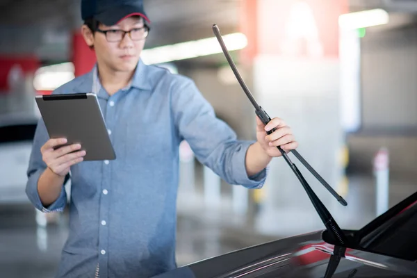Joven Mecánico Asiático Auto Celebración Tableta Digital Comprobación Limpiaparabrisas Garaje — Foto de Stock