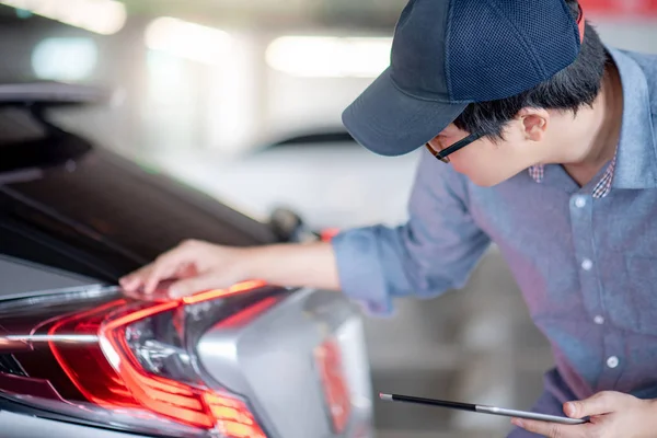 Fiatal Ázsiai Gazdaság Digitális Tábla Ellenőrzése Farok Fény Automatikus Szolgáltatás — Stock Fotó