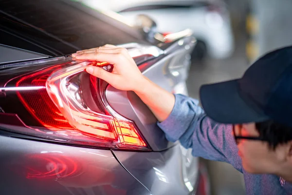 Jovem Asiático Auto Mecânico Verificando Luz Cauda Garagem Serviço Automóvel — Fotografia de Stock