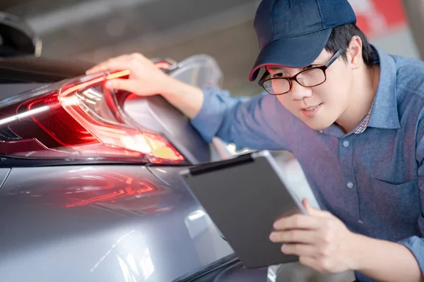 Joven Mecánico Asiático Auto Celebración Tableta Digital Comprobar Luz Trasera — Foto de Stock