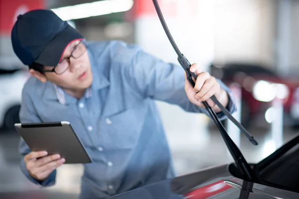 Joven Mecánico Asiático Auto Celebración Tableta Digital Comprobación Limpiaparabrisas Garaje — Foto de Stock