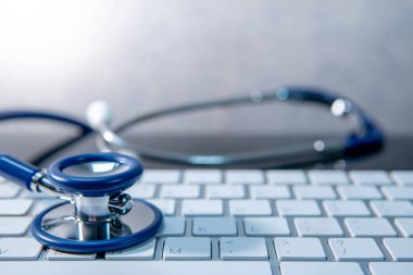 Tıbbi bilim teknoloji kavramı. Mavi stetoskop Doktor masa üzerinde beyaz modern klavye üzerinde. Sağlık ve wellness arka plan. Küresel Sağlık iş. Bilgisayar virüsten koruma