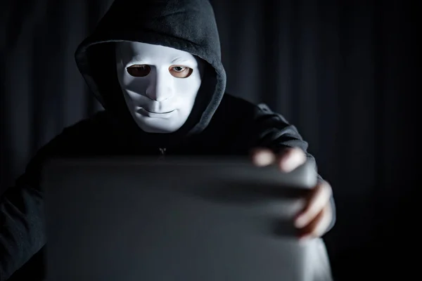 Mysterie Mannelijke Hoodie Hacker Dragen Witte Masker Holding Laptopcomputer Anonieme — Stockfoto