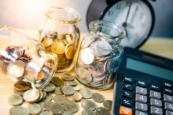 Calculatrice Avec Pièce Pot Monnaie Verre Horloge Sur Table Bois — Photo