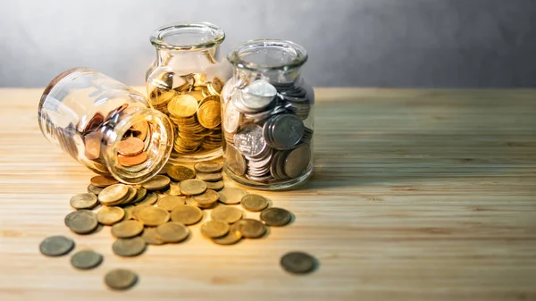 Pièces Bocaux Monnaie Verre Renversement Sur Une Table Bois Économiser — Photo