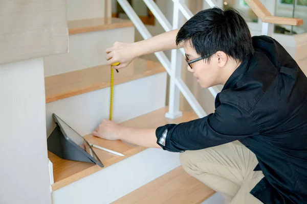 Joven Trabajador Asiático Utilizando Cinta Métrica Para Medir Elevador Hilo —  Fotos de Stock