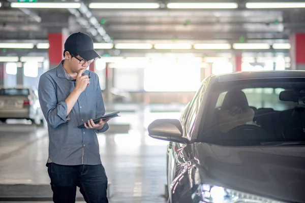 Joven Mecánico Asiático Auto Celebración Tableta Digital Comprobación Puerta Del — Foto de Stock