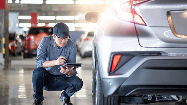 Joven Mecánico Automóviles Asiática Celebración Tableta Digital Control Rueda Coche — Foto de Stock