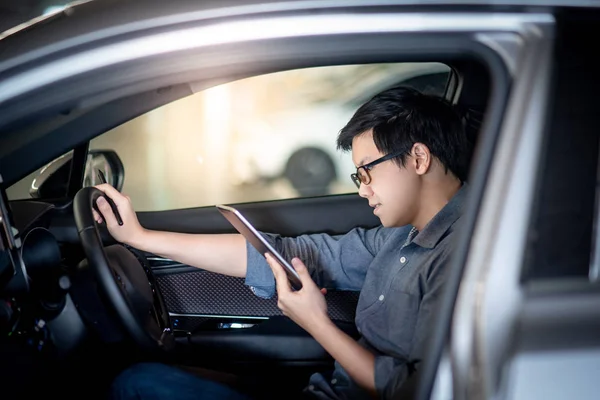 Joven Hombre Negocios Asiático Con Gafas Leer Noticias Tableta Digital — Foto de Stock