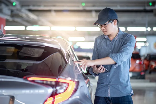 Joven Mecánico Asiático Auto Celebración Tableta Digital Comprobar Luz Trasera —  Fotos de Stock