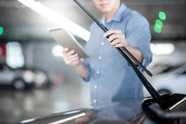 Joven Mecánico Asiático Auto Celebración Tableta Digital Comprobación Limpiaparabrisas Garaje — Foto de Stock