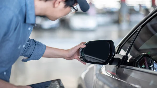 Young Asian Auto Mechanic Holding Digital Tablet Checking Car Wing — Stock Photo, Image