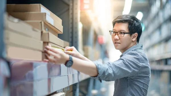 Joven Trabajador Asiático Utilizando Cinta Métrica Para Medir Dimensión Del — Foto de Stock