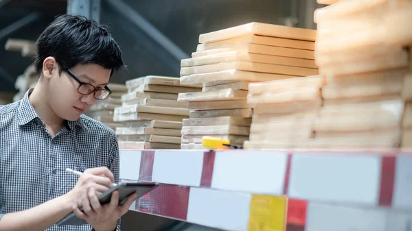 Joven Trabajador Asiático Haciendo Inventario Producto Caja Cartón Los Estantes — Foto de Stock