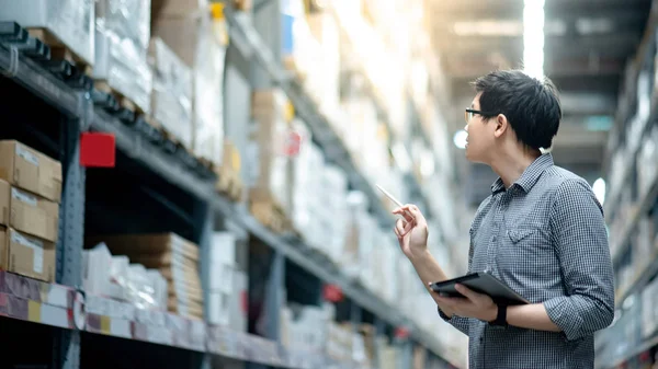 Joven Trabajador Asiático Haciendo Inventario Producto Caja Cartón Los Estantes —  Fotos de Stock