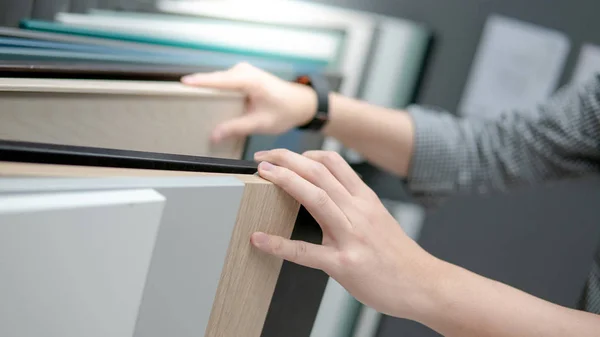 Mano Masculina Elegir Materiales Del Panel Del Gabinete Encimeras Para —  Fotos de Stock