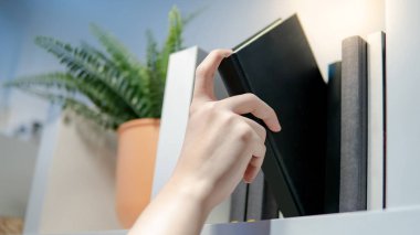 Halk kütüphanesinde kitaplık defterinden siyah seçmek ve seçme erkek el. Eğitim Araştırma ve kendini Üniversitesi yaşam kavramları öğrenme