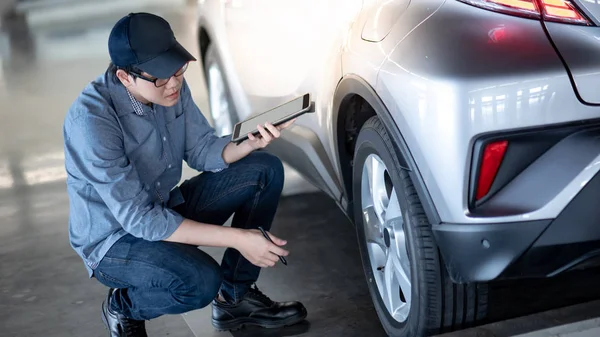 Young Asian Auto Mechanic Holding Digital Tablet Checking Car Wheel — Stock Photo, Image