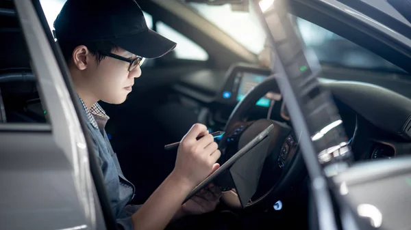 Азиатский Автомеханик Сидящий Водительском Сидении Проверяет Автомобиль Помощью Цифрового Планшета — стоковое фото