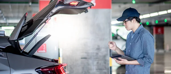 Young Asian Auto Mechanic Holding Digital Tablet Checking Tailgate Auto — Stock Photo, Image